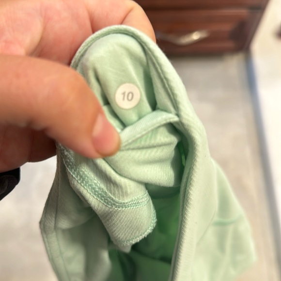 Lululemon / size 10 mint green crops - Picture 3 of 6